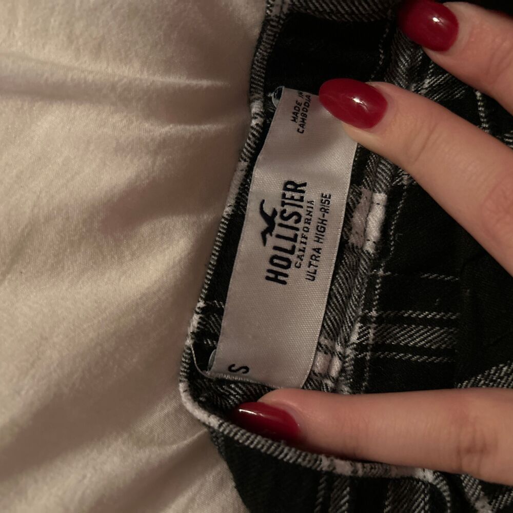 Hollister Black Plaid Pleated Mini Skater Skirt Size Small - Picture 3 of 5